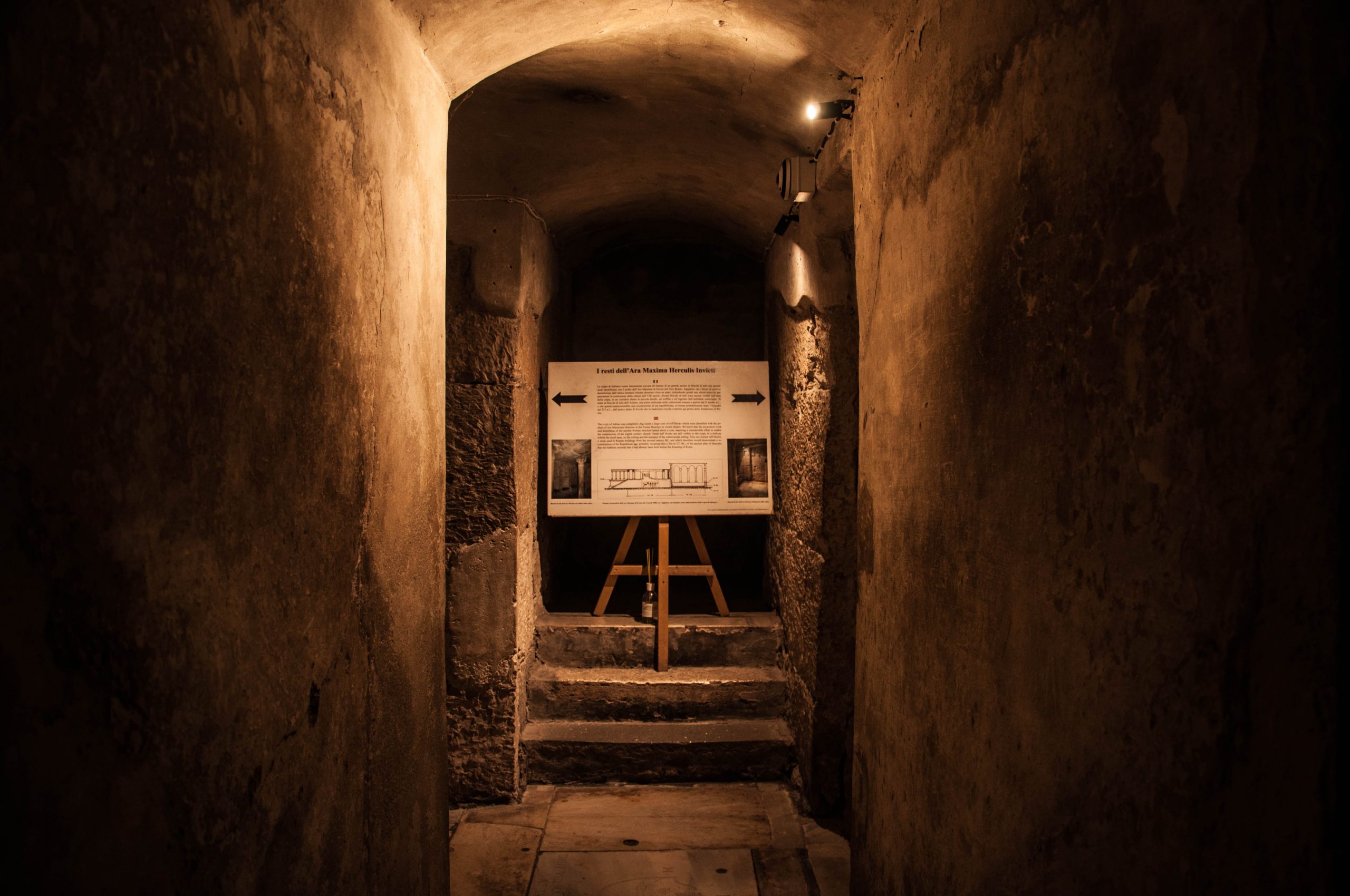 Entrata alla Cripta di Santa Cirilla della Basilica Minore di Santa Maria in Cosmedin